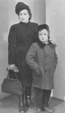 רואלד ואמו קלרה בקראקוב לאחר השחרור, 1945
