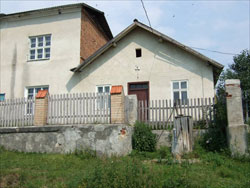 Das Schulhaus in Uniow mit dem Dachfenster
