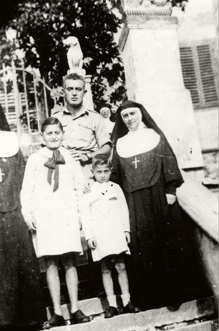 Emanuele et Raffaele Pacifici en compagnie de celle qui leur a sauvé la vie, Benedetta Vespignani et d'un soldat de la Brigade juive