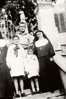 Emanuele und Raffaele Pacifici mit ihrer Retterin Benedetta Vespignani und einem Soldaten der Jüdischen Brigade 