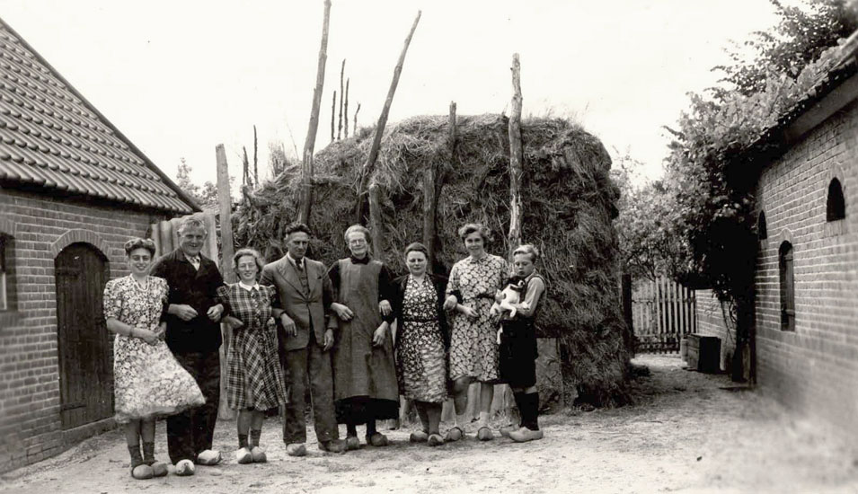 Les sauveteurs Hendrik et Geertje Torsius avec la famille Schelvis qu'ils cachèrent dans leur ferme à Nijkerk, Pays-Bas, 1945
