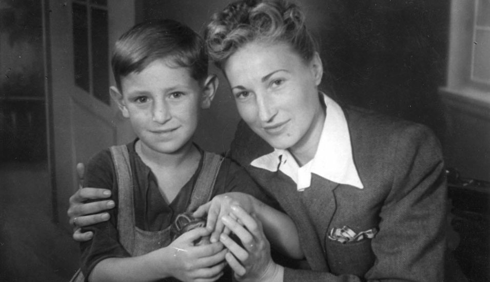 Michael Rozenshein y su salvadora Genowefa Majcher de Polonia, verano de 1947