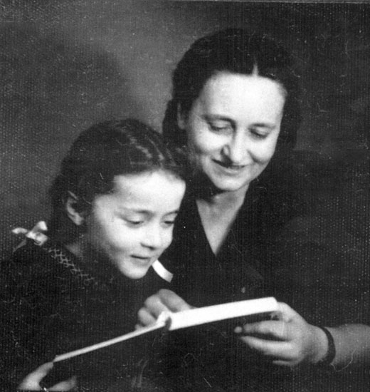 Die Retterin Milena Herbenova (Tschechoslowakei) mit der Geretteten Eva Beerova