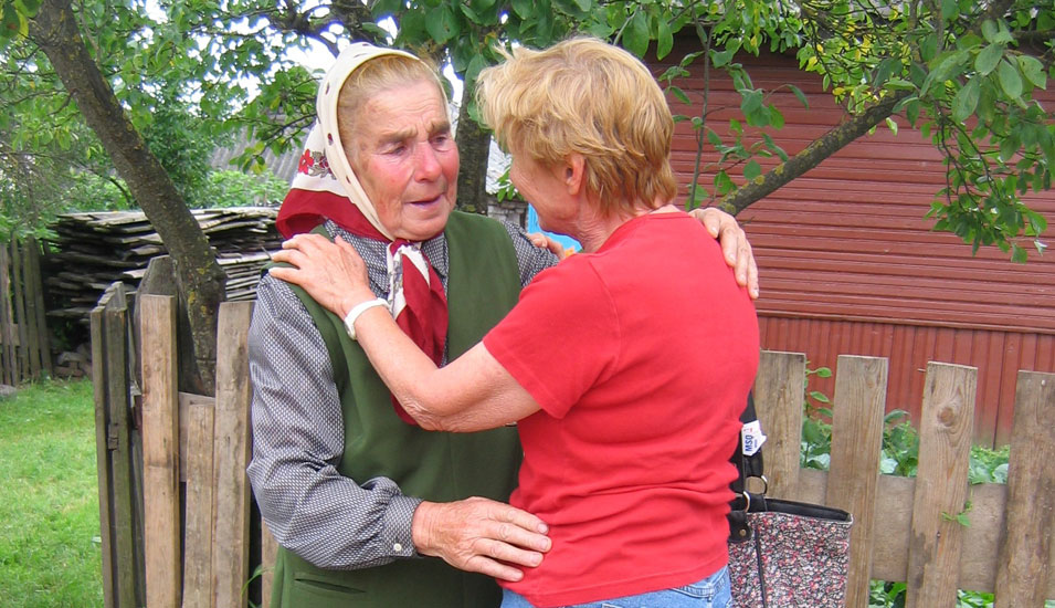 Wiedersehen der Retterin Janina Poziniak und der Geretteten Esther Ramiel, Iwje, Weißrussland, 2008