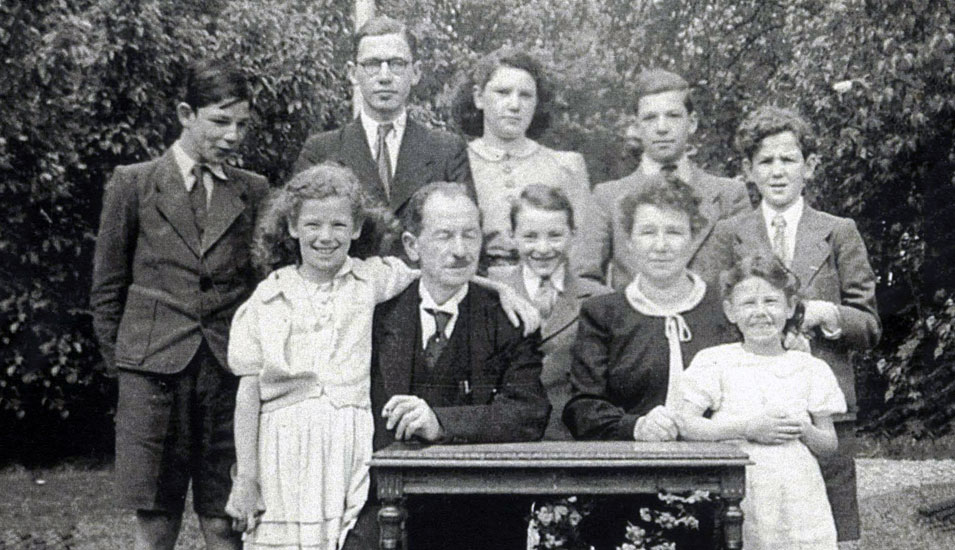 Maurice Sztum con sus salvadores, el matrimonio Arnoldy (Bélgica) y sus hijos, 1943