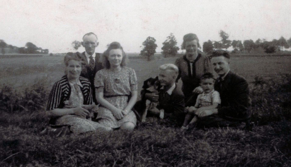 Die Retterin Cornelia Lasthuijzen (Niederlande) und der Gerettete Gerard Sanders mit seinem Vater, 1944