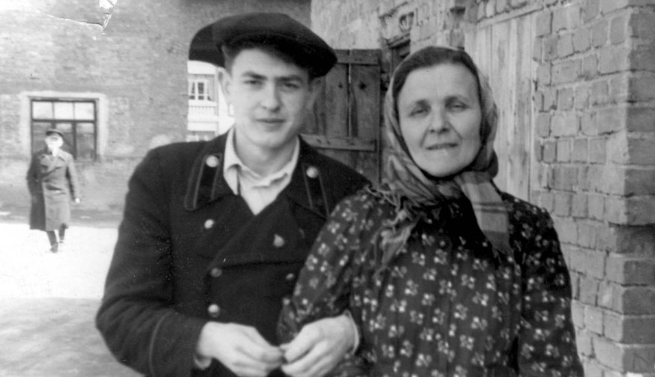 Grigory Dykler, rescapé, avec Praskovia Kiriliuk, qui lui sauva la vie (à droite), 1955