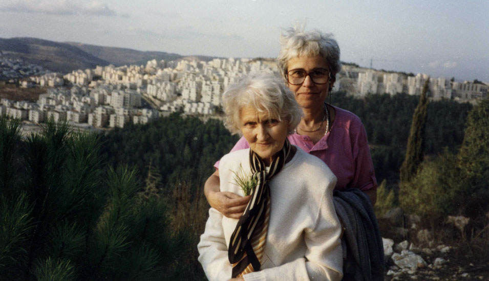 Katia Rozen (Segalson), rescapée, et celle qui lui sauva la vie, Genovaitė Pukaitė (Lituanie), plantent un arbre à Yad Vashem, 1991