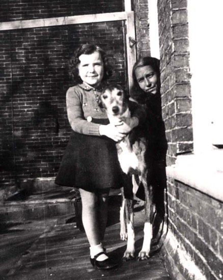 Die Retterin Marie Rensenbrink mit der Geretteten Sarah Levin während des Krieges
