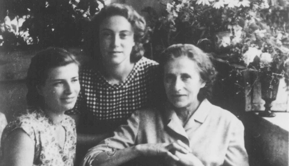 Helene Holzmann avec sa fille et Fruma Vitkin, à qui elle sauva la vie