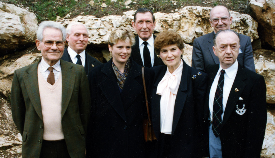 חנה שרה ריגלר עם שבויי המלחמה הבריטים שהצילו את חייה, יד ושם מרץ 1988