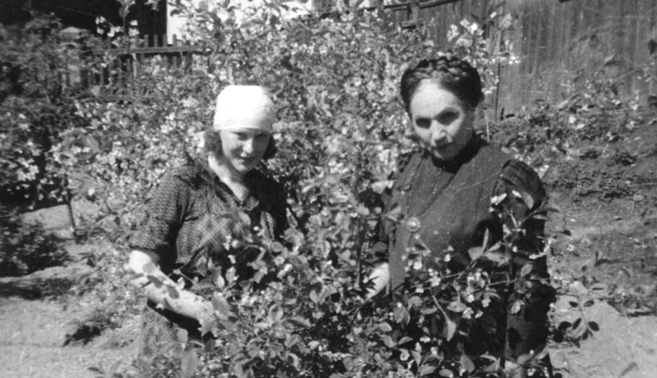 Yocheved Yacha Siniuk (Burko) con su salvadora Viktorija Krulickiene, Lituania, 1942