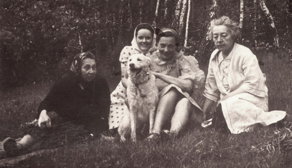 De gauche à droite : Zofia Niewiedzka, Ester Starzewska à qui elle sauva la vie, la fille de Zofia, Zofia et la sœur de Zofia, 1943