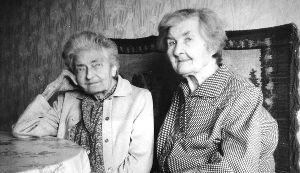 Die Retterin Aleksandra Karnauchova (rechts) mit der Geretteten Dora Morskaya, 1993
