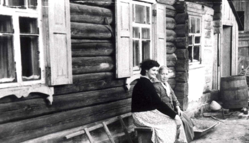 Zinaida Elkind (Krasner), rescapée, avec Varvara Kosokovskaya, qui lui sauva la vie, 1968, Biélorussie