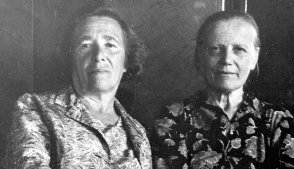 De gauche à droite : Frida Mogilevskaya, rescapée, avec Nadezhda Zaustinskaya (Biélorussie), qui lui sauva la vie