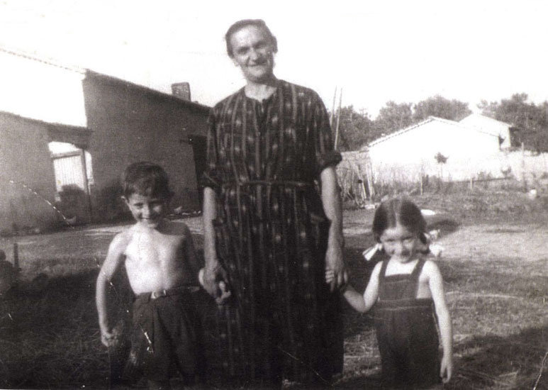 Daniel et Muriel Gameroff, rescapés, avec leur sauveteur Antonia Muron, France, 1947