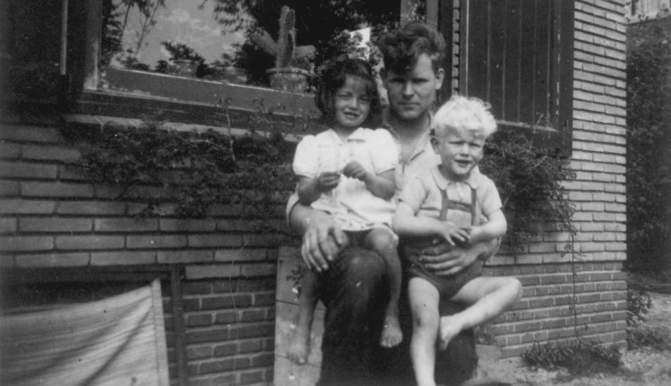Jacob De Vries (Pays-Bas) avec son fils Henk (à droite) et Louise Pinto, à qui il sauva la vie (à gauche)