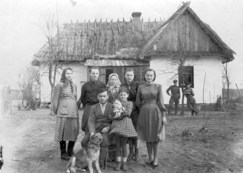 Les membres de la famille Gerasimchik devant leur ferme