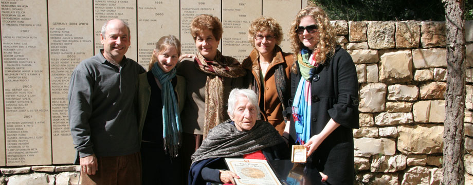 Die Töchter von Joachim Flescher und ihre Familien, 21.Februar 2008, mit ihrer Mutter, der Gerechten unter den Völkern Anna Riesen-Flescher. Anna Riesen rettete Joachim Flescher in Italien und heiratete ihn nach dem Krieg