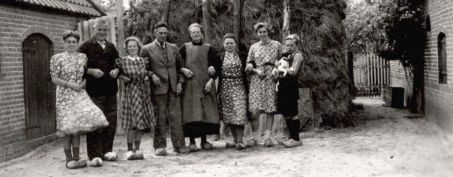Die Retter Hendrik und Geertje Torsius mit der Familie Schelvis, die sie auf ihrem Hof in Nijkerk, Niederlande, versteckt hielten, 1945