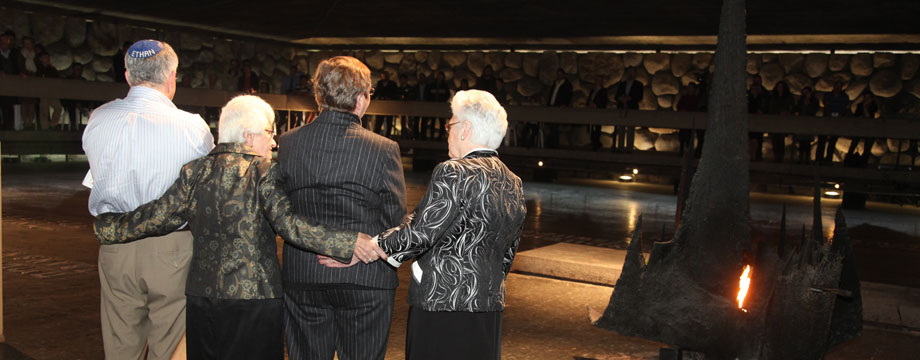 Gedenkzeremonie mit (v.r.n.l.) der Tochter des Gerechten unter den Völkern Wojciech Wołoszczuk, dem Botschafter Polens in Israel, der Überlebenden Frances Schaff (Feiga Bader) und dem Sohn der Überlebenden, Gedenkhalle, Yad Vashem 2011