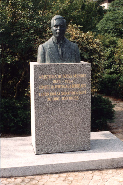 Statue érigée en hommage à Sousa Mendes, Bordeaux, France