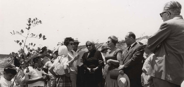 Bronislawa Czajkowski plantando un árbol en Yad Vashem, 22 de mayo de 1963