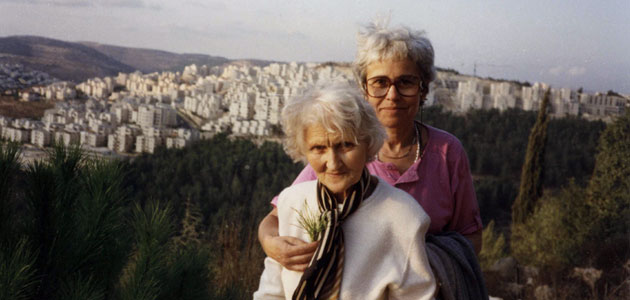 המצילה גנובייטה פוקייטה הניצולה קטיה רוזן (סגלסון) לאחר טקס נטיעת העץ ביד ושם, 1991