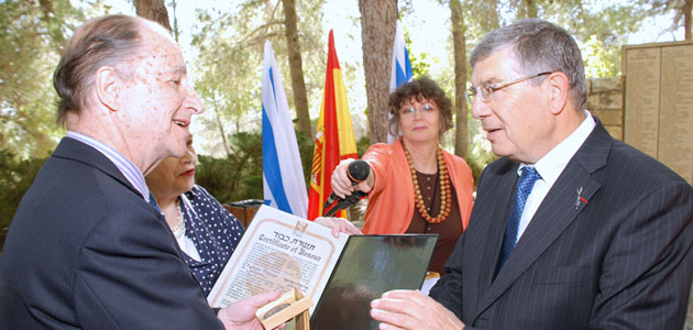 Chairman of the Yad Vashem Directorate Avner Shalev (right) presents the certificate of honor of the Righteous Among the Nations to Felipe Propper (left) and Elena Bonham Carter, children of the late Eduardo Propper