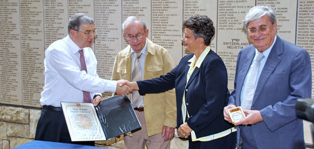 Justice Jacob Türkel, Chairman of the Commission for the Designation of the Righteous Among the Nations, and Avner Shalev, Yad Vashem Chairman, presenting the medal and certificate to the grandchildren of Righteous Among the Nations Louise Roger