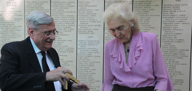Justice Jacob Türkel, Chairman of the Commission for the Designation of the Righteous Among the Nations, presenting the medal and certificate to Alina Wierzbicka, the daughter of Righteous Among the Nations Jadwiga Waszczuk