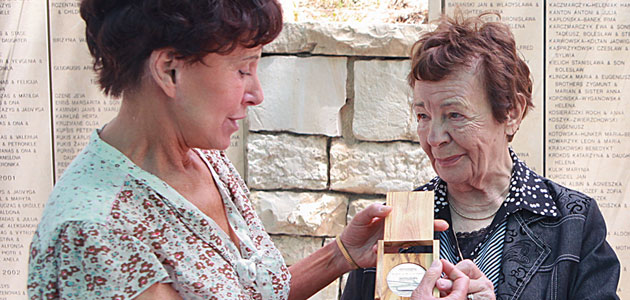 הענקת מדליית הכבוד לאלז'ביטה סטרדובסקה (משמאל), אחיינית של חסידי אומות העולם המנוחים לודוויקה וזיגמונט שוסטק. יד ושם, 13 במאי, 2013