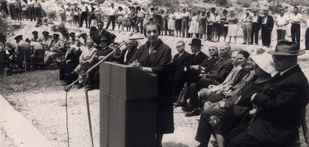 Golda Meir, ministre des Affaires étrangères, prend la parole lors de la cérémonie d’inauguration