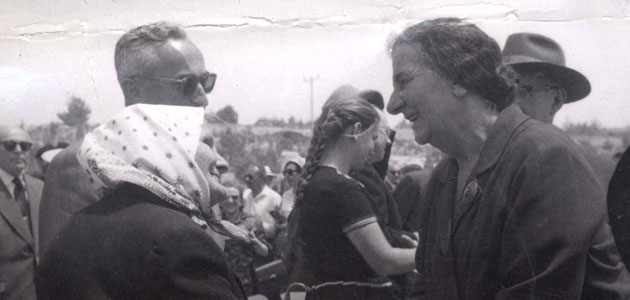 Außenministerin Golda Meir schüttelt der Retterin Maria Babich die Hand