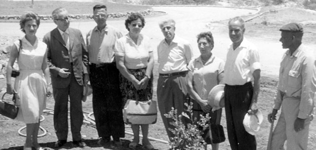Pflanzung eines Baumes zu Ehren Dr. Mitkovs und seiner Frau, Yad Vashem, 9. Juli 1962