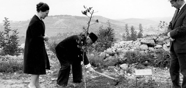 Pflanzung eines Baumes zu Ehren von Leo Tschoell, Yad Vashem, 19. April 1971