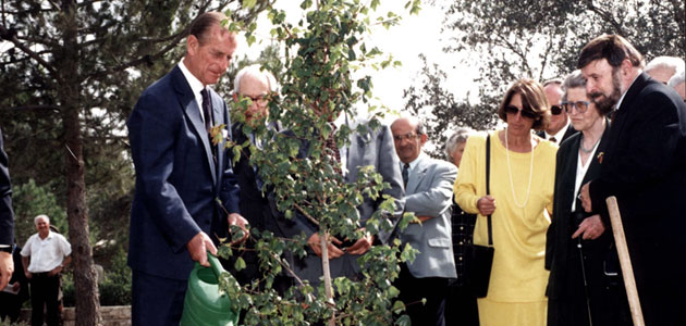 הנסיך פיליפ נוטע עץ לכבוד אמו, הנסיכה אליס מיוון, יד ושם, אוקטובר 1994