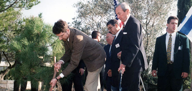 Pflanzung eines Baumes zu Ehren von Varian Fry, Yad Vashem, Mai 1996
