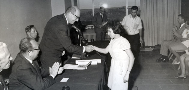 El juez Moshé Landau, presidente de la Comisión, entregando a Malvina Csizmadia el diploma de honor, octubre de 1967