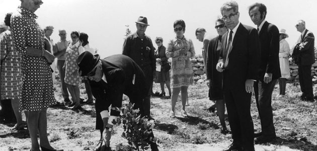 יושב ראש הועדה, השופט משה בייסקי (שני מימין בקדמת התמונה) בטקס נטיעת העץ לכבודו של ז'ול דובואה, אפריל 1972