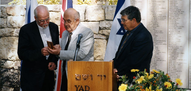 Le juge Maltz, président de la Commission, lors de la cérémonie en l'honneur de Francis Foley, octobre 1999