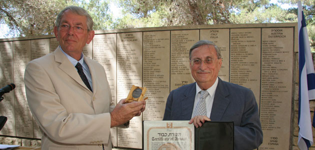 Le juge Jacob Turkel, président de la Commission, remet le diplôme d'honneur au fils d'Hendrik Drogt, septembre 2008