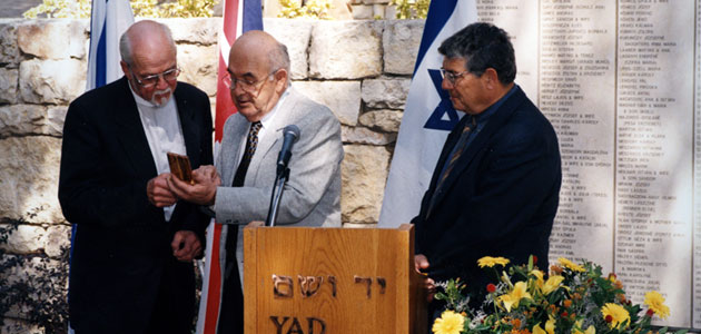 Le juge Maltz, président de la Commission, lors de la cérémonie organisée en l'honneur de Francis Foley, octobre 1999