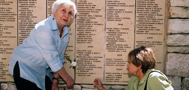 Justa de las Naciones Aisha Trofimova con la sobreviviente Rachel davidson-Shmailowitz, 2004