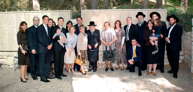 La fille de Stanislaw et Jadwiga Schultz, Justes parmi les Nations, et la famille élargie du rabbin Meyer Lamet, survivant