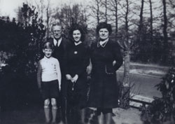 Johan y Hendrika Holthaus con dos de sus hijos, 1946-7