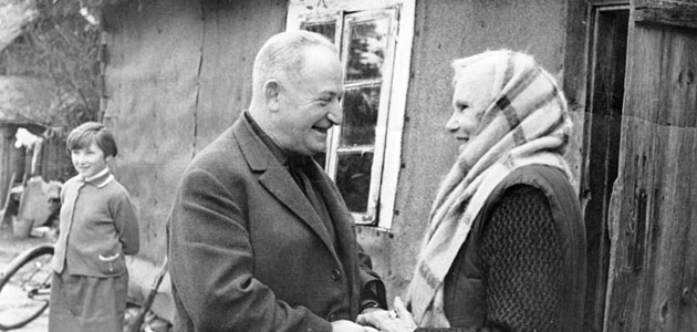 Adam Kapitanczyk, rescapé, en compagnie de celle qui lui sauvé la vie, Franciszka Sasin, après la guerre