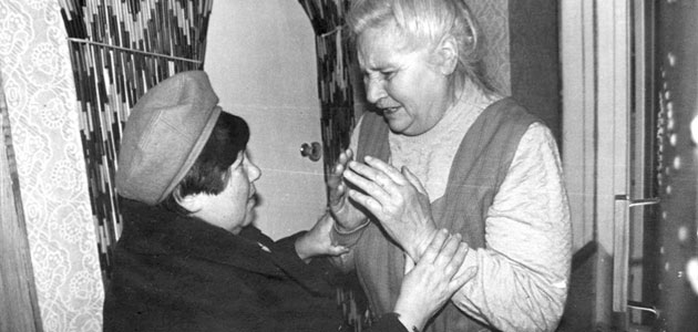 Encuentro de la Justa Yevdokia Kabesheva (der.) con la superviviente Galina Molotkov (Gildenberg), Safonovo, 1998