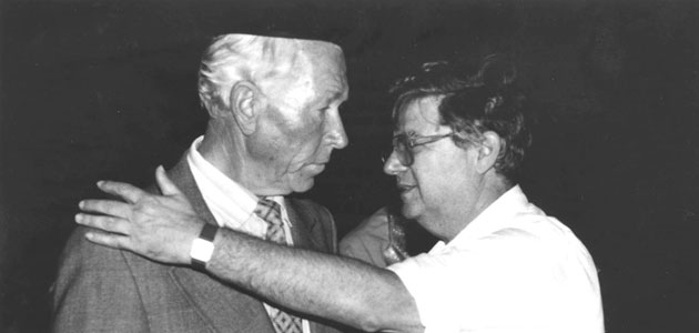 מפגש בין הניצול, השופט אהרון ברק, וחסיד אומות העולם צ'סלובס רקיאביצ'יוס, יד ושם, 1993